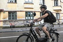 Luknja v zakonu: policisti ne smejo kaznovati mopedistov brez čelade
