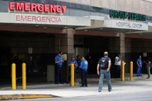 V newyorški bolnišnici streljal zdravnik, obtožen spolnega nadlegovanja