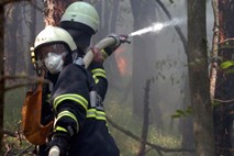 Pri hrvaškem Trogirju se gasilci borijo s požarom