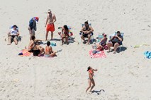 Afera »plažagate«: guverner New Jerseyja zaprl državne plaže, nato pa se na eni sončil sam