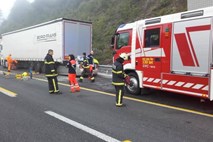 V prometni nesreči na primorski avtocesti umrl 29-letnik iz Romunije; nastajajo zastoji