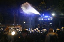 Pred vrhom G20: policija nad protestnike z vodnim topom in solzivcem