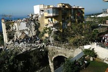 Pri Neaplju se je zrušila štirinadstropna zgradba, osem pogrešanih 