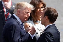 Trump in Macron s kar pol minute trajajočim rokovanjem v slovo
