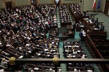 Poljski sejm potrdil sporno reformo vrhovnega sodišča 