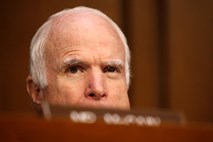 Hudo bolni McCain je prišel v Washington