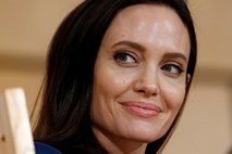 Angelina Jolie spregovorila o ločitvi od Brada Pitta, paralizi obraza in joku pod prho
