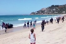 Trk dveh svetov: migranti priveslali med turiste na špansko plažo