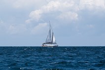 Na območju Splita iščejo 60-letnega jadralca, ki je včeraj padel v razburkano morje