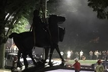 V Baltimoru ponoči odstranili spomenike in kipe, posvečene konfederacijskim vojakom