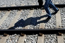 Vlak v Domžalah do smrti zbil otroka