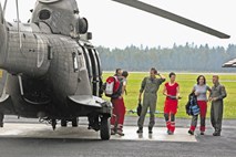 Dan z dežurnimi helikopterskimi posadkami Slovenske vojske: v copatah gor, v helikopterju dol