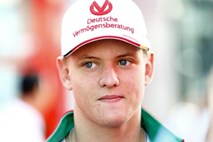 Mick Schumacher v spomin na očetovo prvo zmago v Benettonov dirkalnik