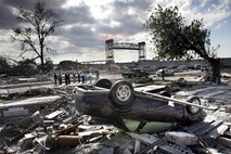 Orkan Harvey zahteval dve smrtni žrtvi, pogrešanih je še več deset ljudi