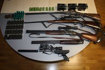 V hišni preiskavi pri Brežičanu našli drogo in orožje
