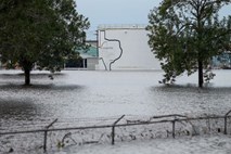 V poplavljeni kemični tovarni blizu Houstona dve eksploziji