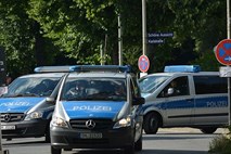 V Berlinu in Stockholmu napada na policiste 