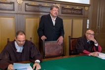 Sodišče zavrnilo Bavčarjevo prošnjo za odlog prestajanja kazni zaradi dela