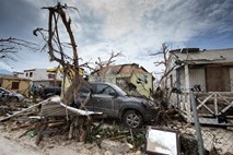 Prebivalci otokov, ki jih je prizadela Irma: Po zraku so leteli avtomobili, ljudje so se z vrvjo vezali na strehe