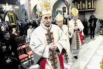 Upokojeni mariborski nadškof obtožen goljufivih poslov   