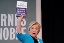 Clintonova poraz preboleva tudi z novo knjigo, v kateri je zanj našla številne krivce