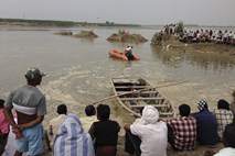 Nesreča prenapolnjenega čolna v Indiji terjala številna življenja