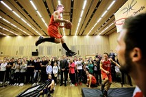 Pahor jabolko navdiha podelil akrobatski skupini Dunking Devils