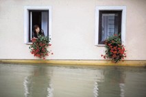 V Pomurju in na Štajerskem zaradi obilnih padavin zalilo nekaj hiš in poplavilo ceste