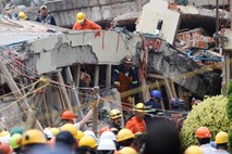 Potres v Mehiki: pod ruševinami šole našli trupla 21 otrok, iskanje preživelih se nadaljuje