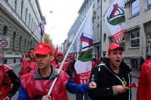 Gasilci s svojimi zahtevami na protestnem shodu pred vlado 5. oktobra