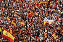 Referendum v Kataloniji: španska policija preprečila elektronsko glasovanje, v Madridu shod za enotnost Španije
