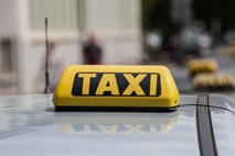 Neznanca napadla in okradla taksista v Ljubljani 