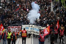 Na tisoče delavcev javnega sektorja danes protestira proti predsedniku Macronu