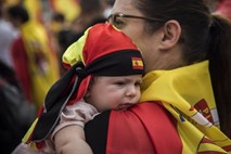 Ob španskem nacionalnem prazniku podporniki narodne enotnosti vzklikali: »Puigdemont, v zapor!«