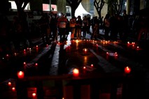 Sinovi ubite malteške novinarke premierja pozivajo k odstopu, več sto novinarjev na Malti danes protestiralo