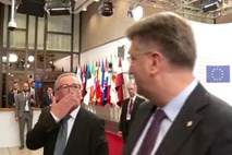 Juncker je Plenkovića uščipnil za zadnjico in mu poslal še poljubček
