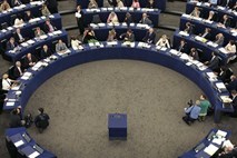 Ženske in moški v evropskih ustanovah prekinili  molk o spolnem nadlegovanju nadrejenih