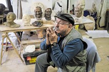 Intervju s kiparjem Viktorjem Gojkovičem: Posmrtna maska, sled za življenjem