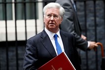 Britanski obrambni minister odstopil zaradi obtožb o spolnem nadlegovanju 
