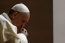 Papež priznava, da med molitvijo včasih zakinka  