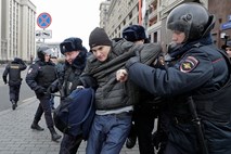 Na protestih proti Putinu policija prijela 263 oseb