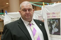  Valižanski minister, obtožen nadlegovanja, si je sodil sam
