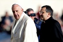 Papež v Vatikanu prepovedal prodajo tobačnih izdelkov