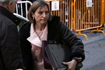 Predsednica katalonskega parlamenta plačala varščino za odhod iz pripora