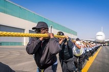 Dubajski policisti sto metrov vlekli 300 ton težko letalo