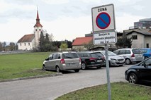 Dodatnih parkirnih mest pri pokopališču Stožice ne bo