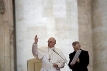 Papež o možni opustitvi zdravljenja umirajočih