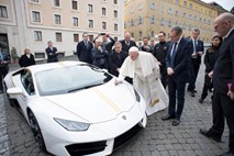 Papežu podarili belega Lamborghinija