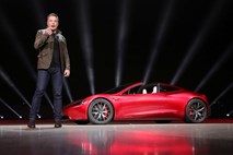 Tesla predstavil električni tovornjak in novo različico športnega avtomobila roadster