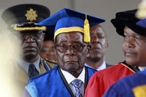 Prvi javni nastop Mugabeja po vojaškem udaru, odstavljeni podpredsednik se je vrnil v Zimbabve